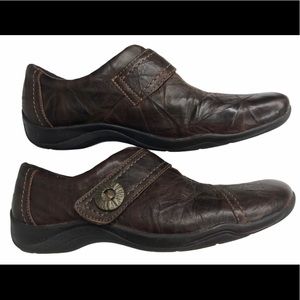 Clark’s Artisian leather upper decorative button 9M